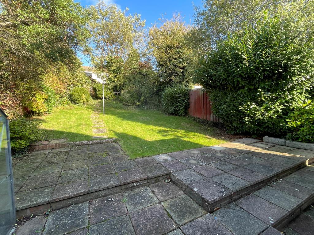 Lot: 101 - DETACHED BUNGALOW FOR IMPROVEMENT - Garden to rear with patio and lawn